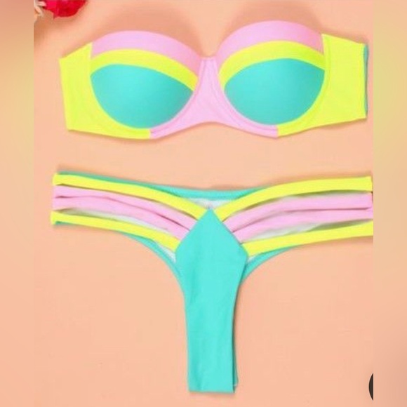 Bikinis - Picture 8 of 11